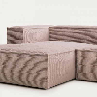 Sofá modular rosa claro de tecido com textura riscada em fundo branco