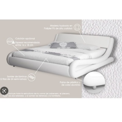 Cama estofada cinza claro com colchão e somier de lamas em fundo cinza e parede branca texturizada