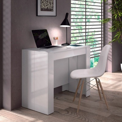 Secretária branca moderna com laptop e cadeira branca em ambiente interior