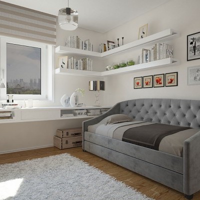 Quarto moderno com sofá-cama cinza, estantes com livros, decoração em parede branca e janela com persiana bege