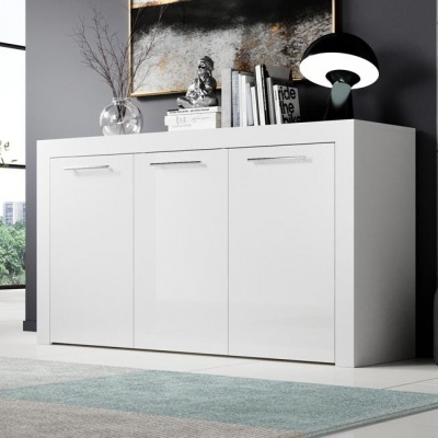 Móvel branco de quatro portas com decoração e quadro abstrato