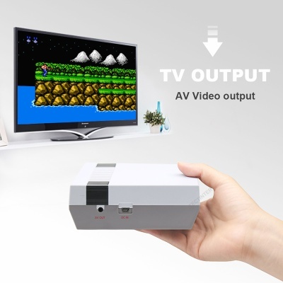 Consola de jogos retro cinza na mão com televisor exibindo jogo pixelizado