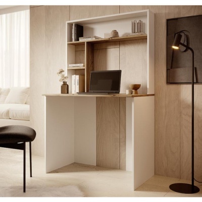 Secretária moderna branca e madeira clara com portátil e decoração, junto a parede de madeira e lâmpada de pé preta.