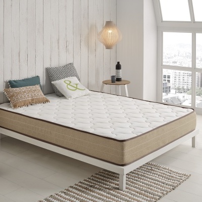 Quarto moderno com cama branca, colchão bege e branco, mesa de cabeceira e janela grande