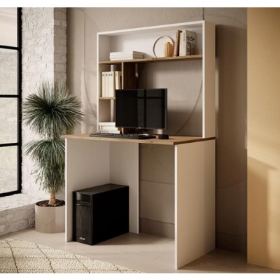 Secretária branca com prateleiras e computador preto numa sala iluminada.