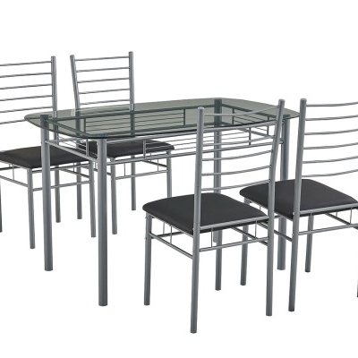 Conjunto de mesa de vidro com quatro cadeiras metálicas com assentos pretos
