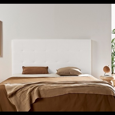 Quarto minimalista com cama e decoração em tons castanhos e bege