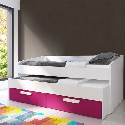 Cama branca dupla com gavetas cor de rosa e roupa de cama cinzenta