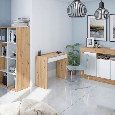 Escritório moderno com móveis de madeira clara e branco, cadeira cinzenta e decoração minimalista