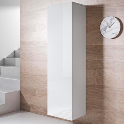 Armário de parede branco alto e estreito com relógio de parede de padrão mármore na parede de madeira clara