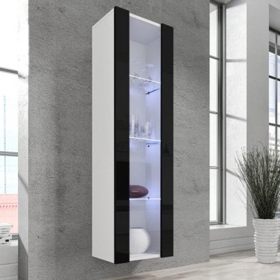 Móvel alto suspenso branco com portas pretas e vidro, iluminação LED, em ambiente interior moderno com janelas grandes e planta