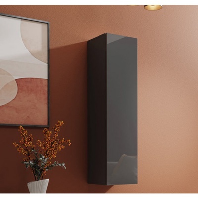 Armário suspenso cinza escuro com acabamento brilhante numa parede laranja, junto a um quadro e vaso com flores