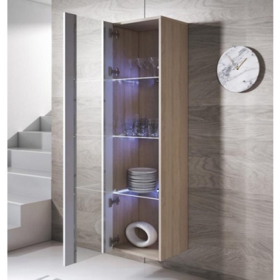 Móvel de parede em madeira clara com porta espelhada aberta e iluminação interior, com pratos e copos dentro, relógio redondo branco na parede ao lado e escada cinzenta