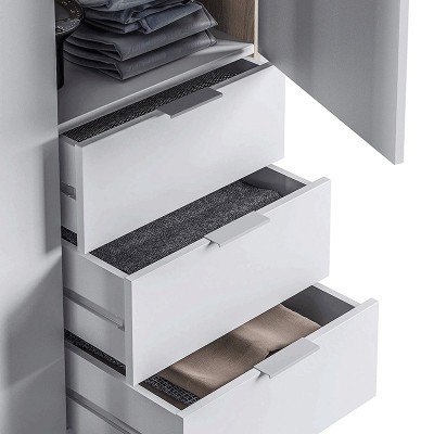 Armário branco com gavetas abertas e roupa dobrada