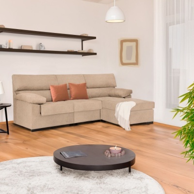 Sofá de canto bege com almofadas laranjas e mesa de centro redonda em sala moderna.