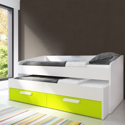 Cama dupla branca com gavetas verdes pistacho e almofadas cinza e branco