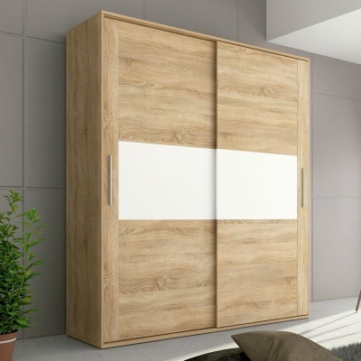 Roupeiro de madeira clara com porta central branca e puxadores metálicos