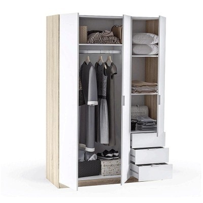 Guarda-roupa branco e castanho claro com portas abertas mostrando roupas e gavetas