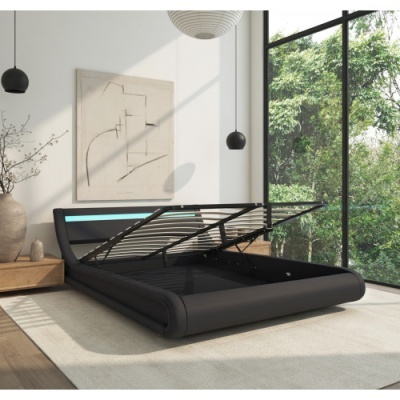 Cama preta com armazenamento interno aberto e cabeceira azul claro numa sala luminosa