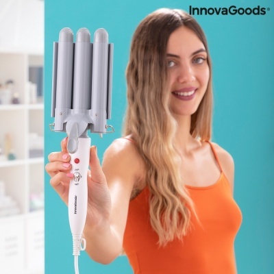 Mulher segura modelador de cabelo triplo InnovaGoods branco e cinzento em fundo azul