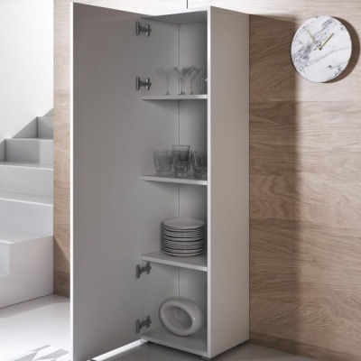 Armário branco de cozinha aberto com utensílios e relógio de parede marmoreado