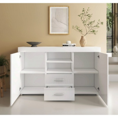 Móvel branco de armazenamento com portas abertas e decoração minimalista