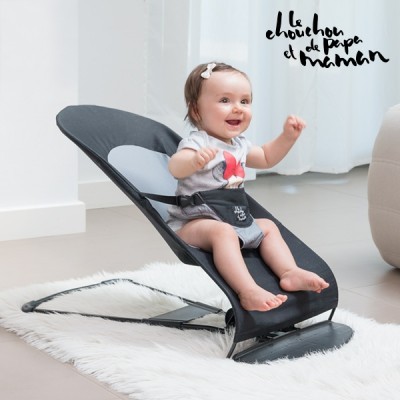 Cadeira baloiço cinzenta para bebé com bebé sentado