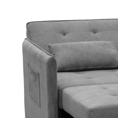 Sofá cinza de tecido com almofada e bolso lateral