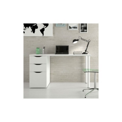 Secretária branca com gavetas, laptop preto, candeeiro de mesa e objetos pequenos sobre uma superfície branca perto de parede cinza em tijolo.