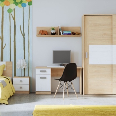 Quarto moderno com móveis em madeira clara, roupa de cama amarela e decoração com padrão de árvores na parede