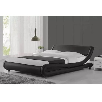 Cama de casal em couro sintético preto com roupa de cama branca e preta, tapete cinza e candeeiro pendente cinza