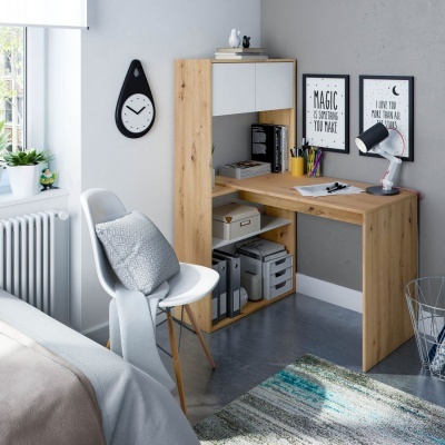 Escritório doméstico com secretária, estante em madeira clara, cadeira branca, relógio preto e quadros com texto na parede