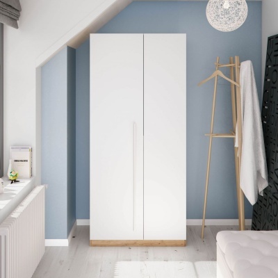 Armário branco com base em madeira em quarto com parede azul e cabideiro ao lado