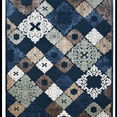 Tapete com padrão de quadrados coloridos em azul, bege, castanho, cinza e branco com texturas e ornamentos florais e geométricos