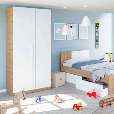 Quarto infantil com cama e roupeiro de madeira clara e branco e brinquedos no chão
