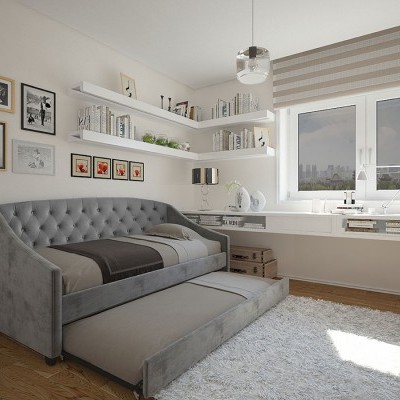 Quarto com cama cinzenta de veludo, prateleiras de livros e janela com estore riscado