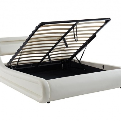 Cama branca com estrutura aberta para arrumação