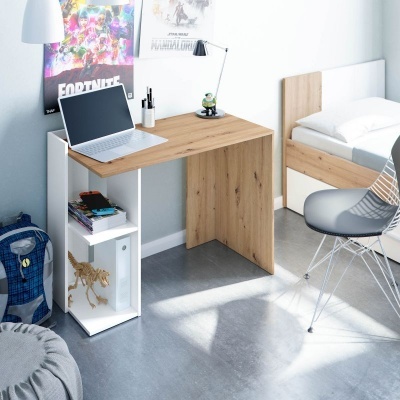 Escrivaninha moderna com laptop, cadeira cinzenta, mochilas e posters de Fortnite e animal