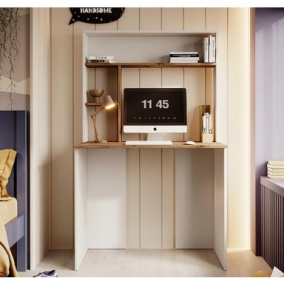 Móvel de escritório compacto em madeira clara e branca com computador e livros