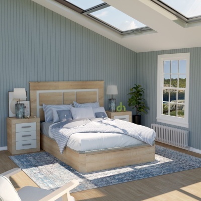 Quarto com cama de madeira clara, roupa de cama azul e branca, mesas de cabeceira e claraboia no teto.