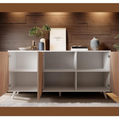 Consola de madeira com portas abertas e decoração em cima num ambiente interior