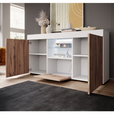 Móvel com portas de madeira abertas mostrando prateleiras internas iluminadas