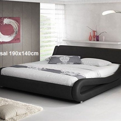 Cama de casal em pele preta com roupa de cama branca e cinza, parede cinzenta e pintura abstrata