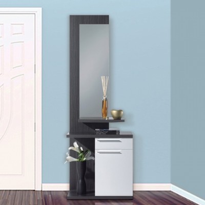 Móvel de entrada com espelho, prateleira e arrumação, vaso com flores, contra parede azul.