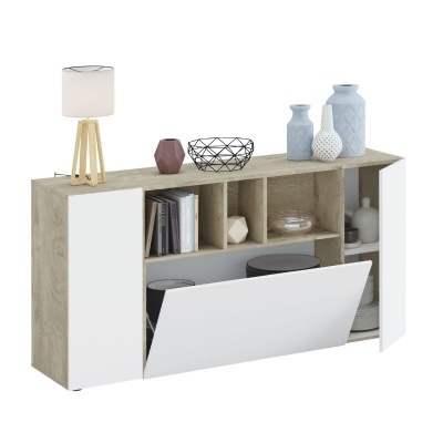 Aparador em madeira clara e portas brancas com objetos decorativos