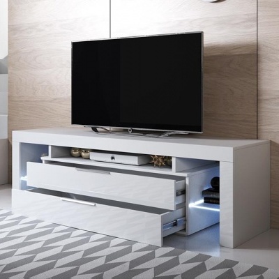 Móvel de televisão branco com gavetas abertas e televisão preta