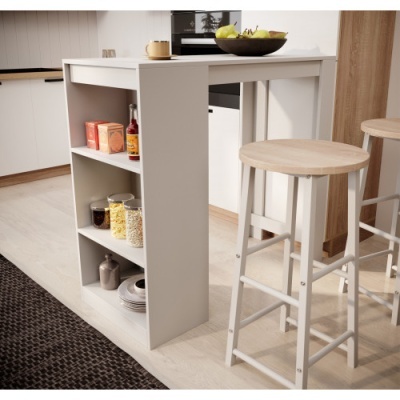 Mesa alta branca com prateleiras laterais e bancos altos de madeira clara numa cozinha moderna