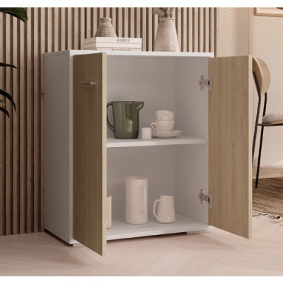 Móvel branco com portas em madeira clara e prateleira interna com jarros e xícaras