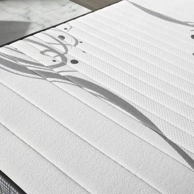 Colchão branco com padrão cinzento e bordas pretas