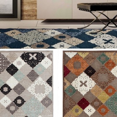 Três tapetes com padrões geométricos de cores variadas em ambiente interior